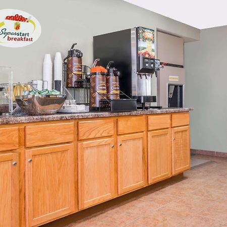 Super 8 by Wyndham Mankato Hotel Bagian luar foto