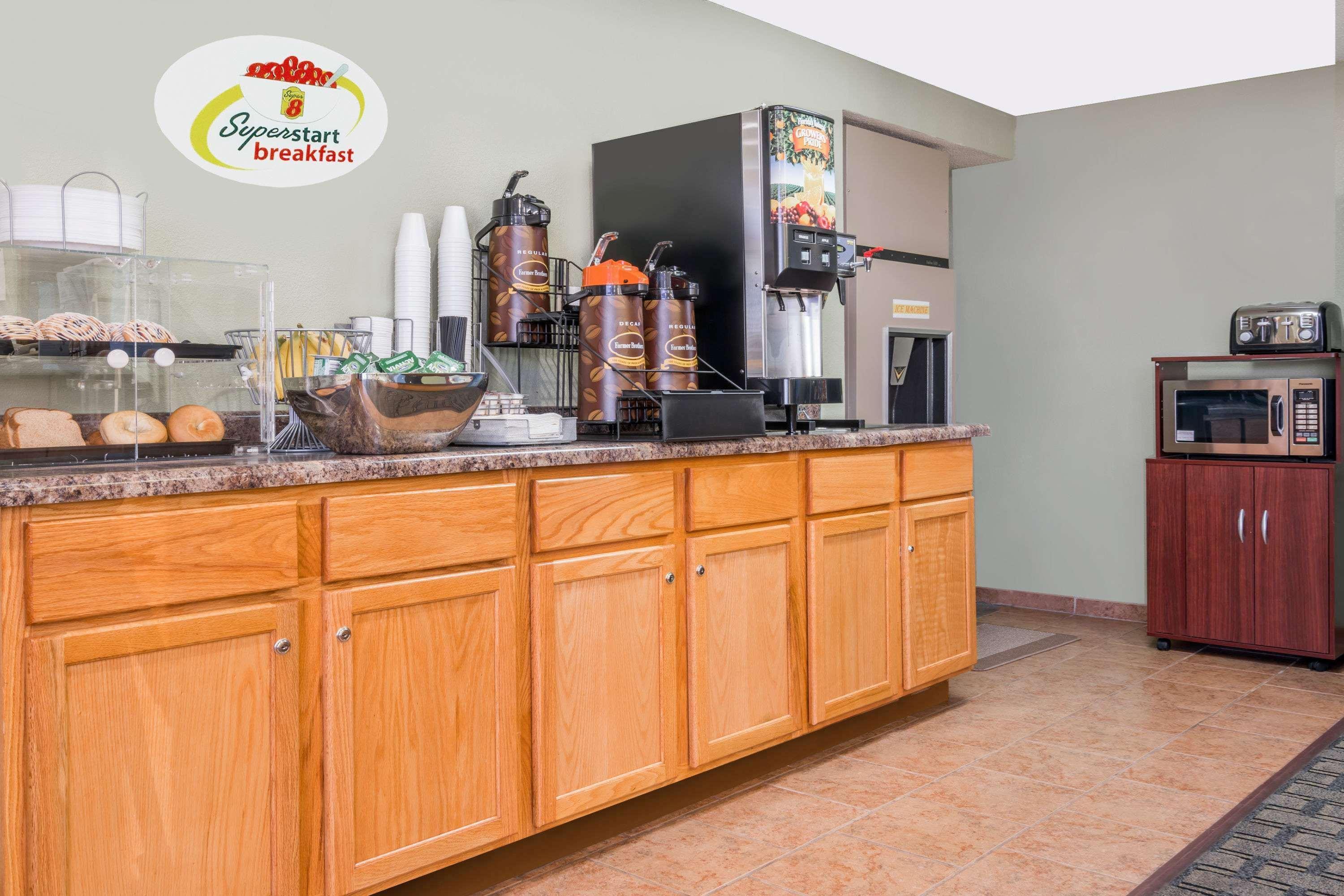 Super 8 by Wyndham Mankato Hotel Bagian luar foto