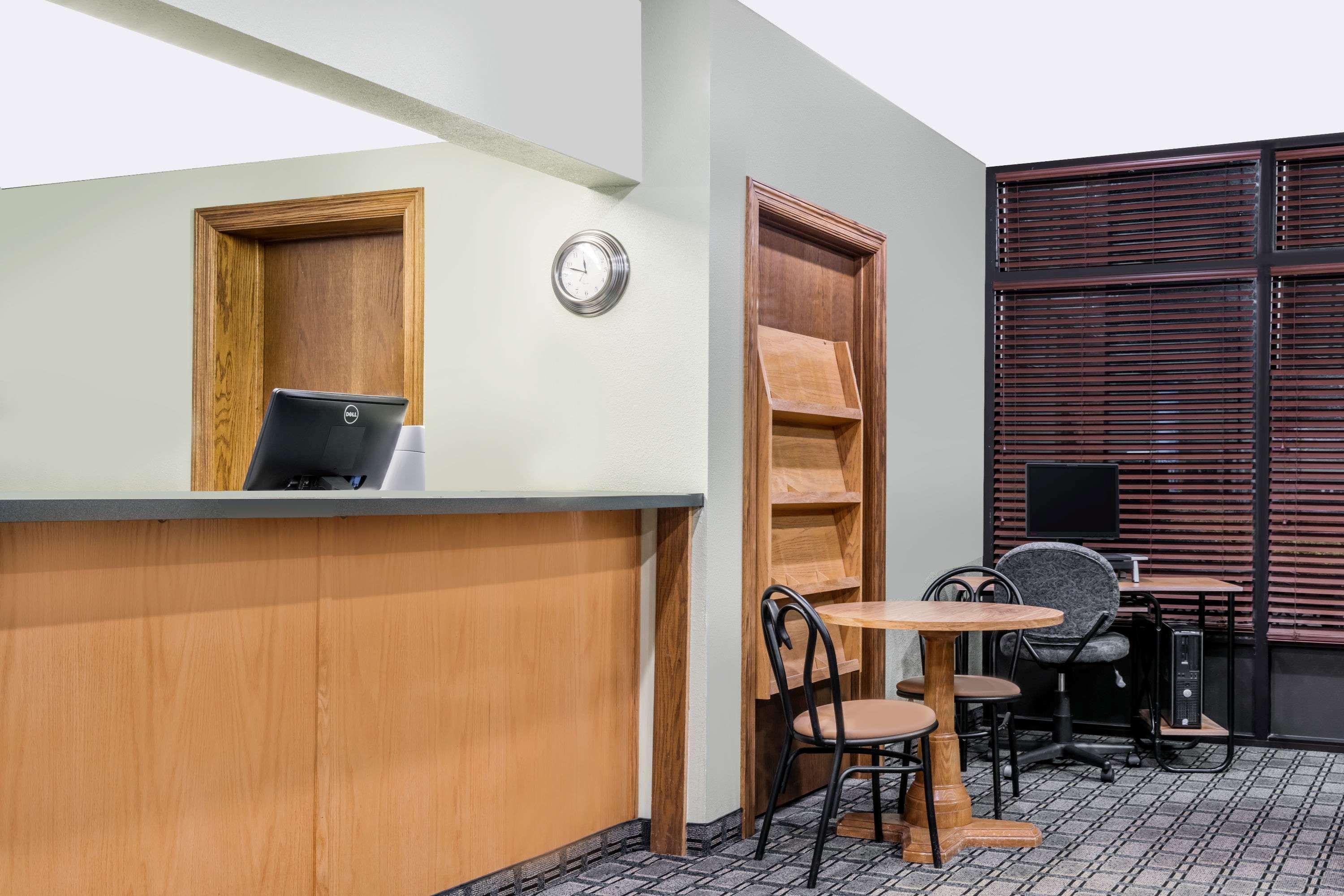Super 8 by Wyndham Mankato Hotel Bagian luar foto