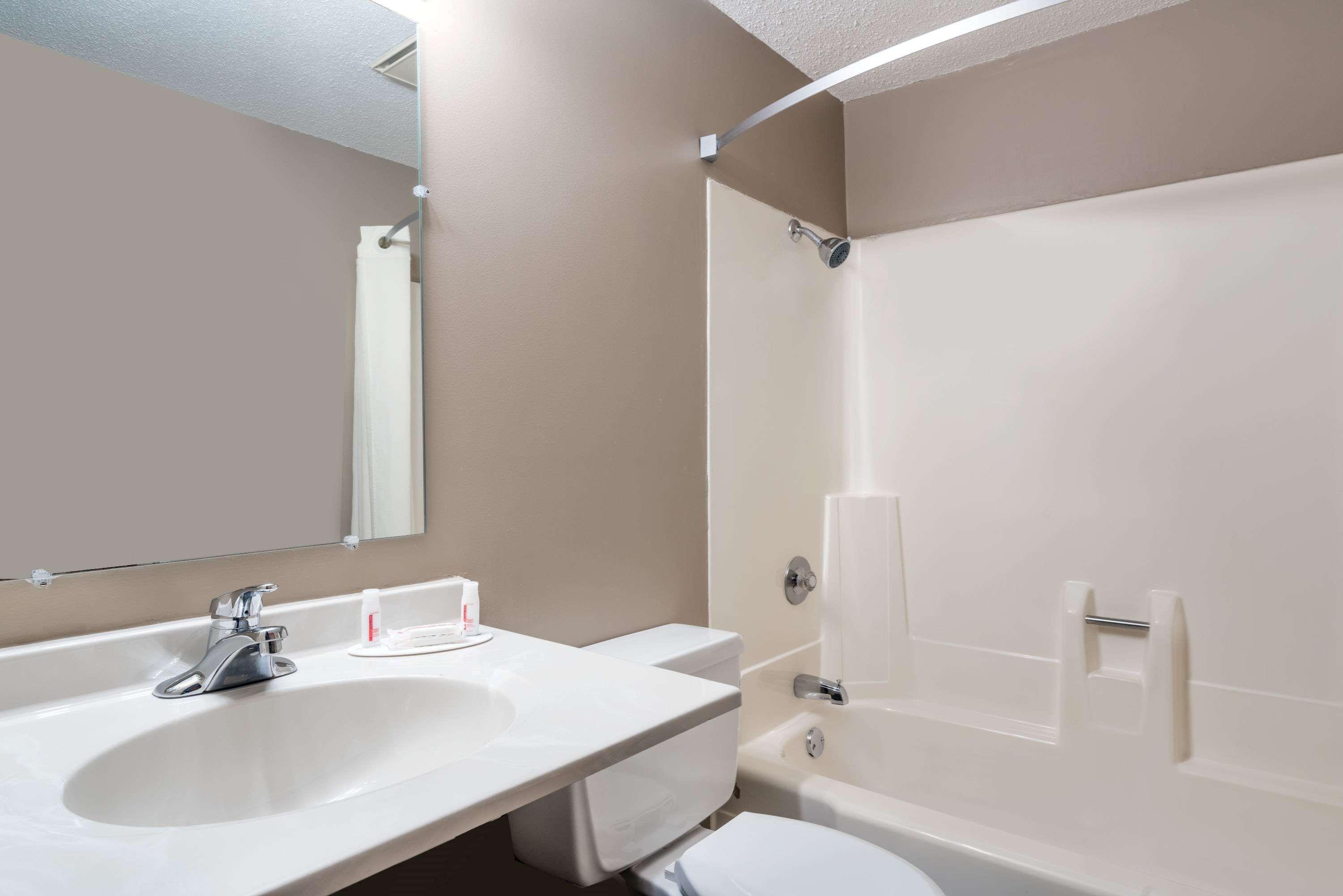 Super 8 by Wyndham Mankato Hotel Bagian luar foto
